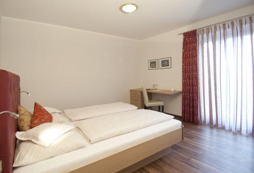 Obermaratscher Apartments Residenceにあるベッド