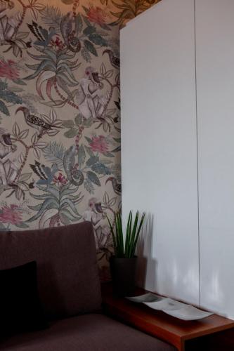 a room with a couch and a wall with a wallpaper at Ca' della Scimmia - Rialto Bridge, Venice in Venice
