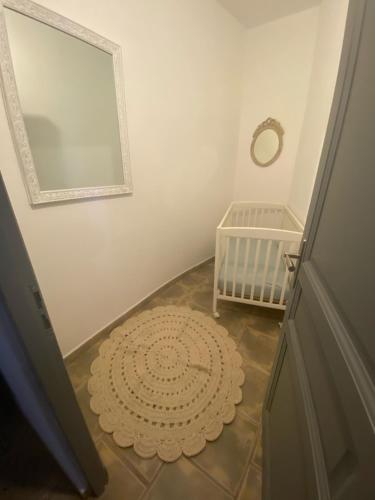a bathroom with a crib and a rug on the floor at Maison Ventoux 2 Luxe Calme Central Linge fourni in Malaucène