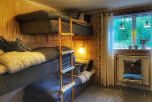 a bedroom with bunk beds and a window at Villa Vasa Sälen Nedre lägenhet in Transtrand