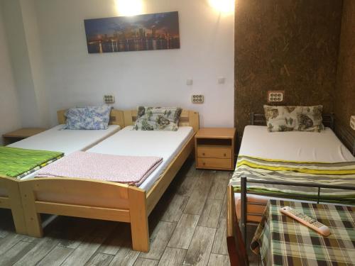 クルジュ・ナポカにあるCasa Rozのベッド2台が備わる部屋