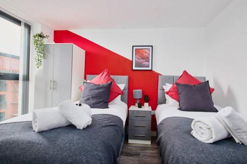 Katil atau katil-katil dalam bilik di Stylish 2 Bed Apartment with Free parking, close to City Centre by Hass Haus