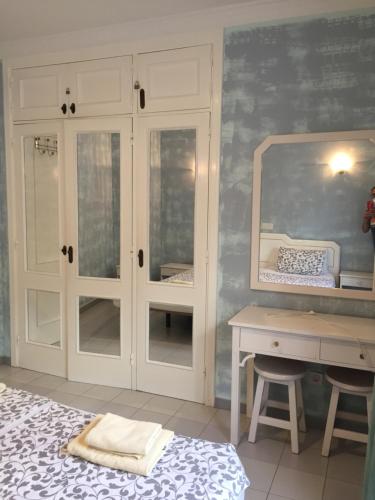 a bedroom with a dressing table and a mirror at Apartament Yucca Fanabe in Adeje