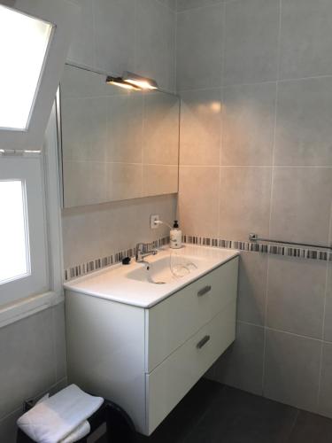 een witte badkamer met een wastafel en een spiegel bij Apartament Yucca Fanabe in Adeje