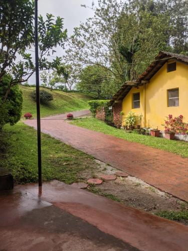 Un jardín fuera de Guddadamane Homestay
