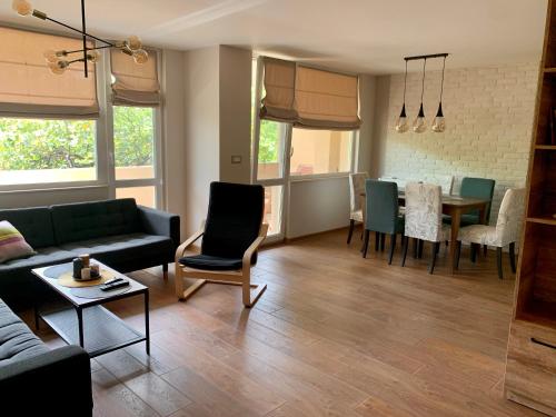 ein Wohnzimmer mit einem Sofa und einem Tisch in der Unterkunft Magnolia apartment in Warna