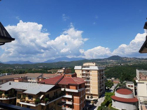 - une vue sur une ville avec des bâtiments et des montagnes dans l'établissement Central Tourist Residence - B&B - Alloggi Temporanei Isernia, à Isernia