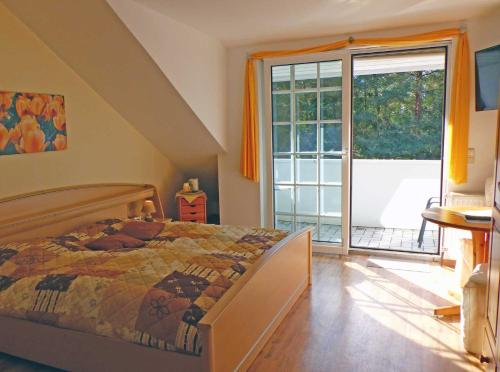 a bedroom with a bed and a large window at Pension & Ferienhof Glüß in Lünzen