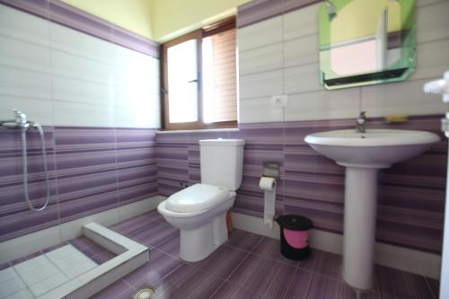 Phòng tắm tại Hotel Lagjini