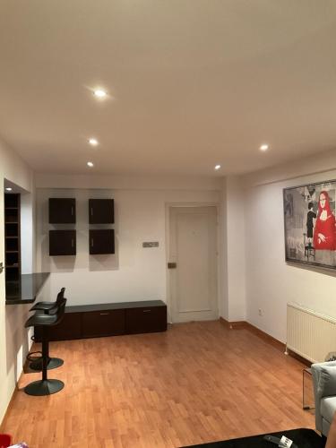 Μια τηλεόραση ή/και κέντρο ψυχαγωγίας στο StayCity Flat!!!