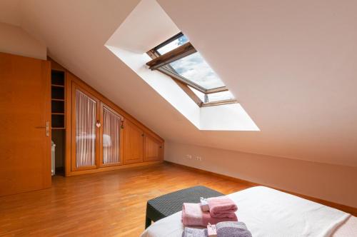 a bedroom with a bed and a skylight at Duplex 21, alojamiento cerca de la playa con WIFI in Gijón