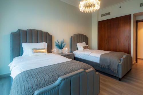 A bed or beds in a room at FIRST CLASS 3BR with full BURJ KHALIFA and FOUNTAIN VIEW