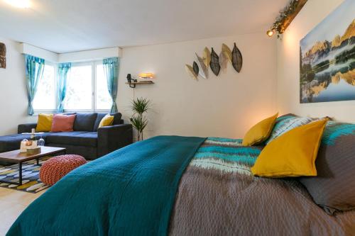 a bedroom with a large bed and a couch at Spirit Apartments - Studio 1 - Küche - Parkplatz in Engelberg