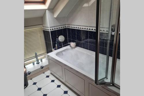 ein Badezimmer mit Badewanne und Glasdusche in der Unterkunft North Lea charming cottage in stunning Staithes in Staithes