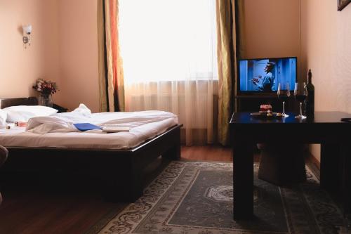 Una cama o camas en una habitación de Aivengo Hotel