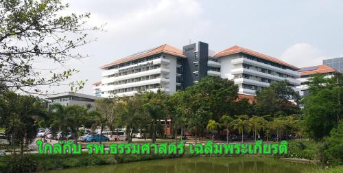 Ban Bang KhanNatcha Place TU Rangsit的前面有绿色标志的大建筑