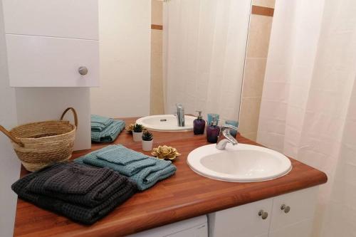 Photo de la galerie de l'établissement T2 entier - Hyper centre - Cosy home, à Grenade