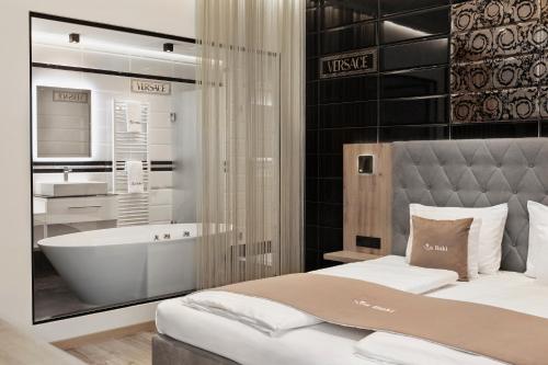 um quarto com uma banheira, uma cama e um lavatório em Restaurant & Hotel Dabuki em Neutal