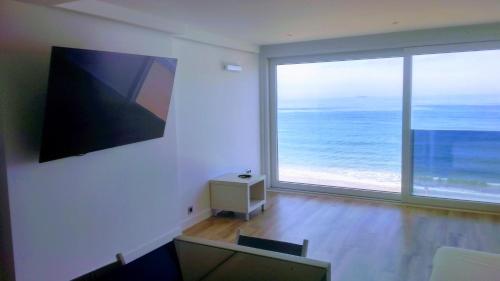 sala de estar con vistas panorámicas al océano en Primera línea playa Puerto Santa María vistas infinitas Limpieza excepcional PARKING, en El Puerto de Santa María