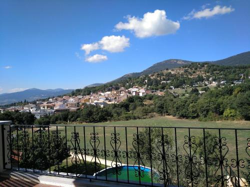 Vista general de una montaña o vista desde the country house 