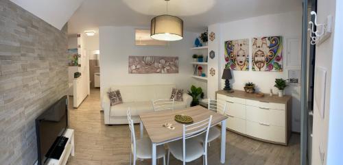 a kitchen and dining room with a table and chairs at Appartament cristian in Taormina
