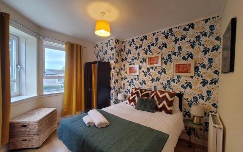 een slaapkamer met een bed en een raam bij Aberdeen 4 Bedroom Apartment By Sensational Stay Short Lets & Serviced Accommodation, Bedford Avenue in Aberdeen