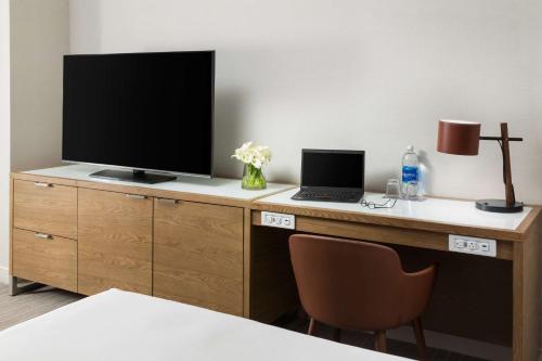 Televisyen dan/atau pusat hiburan di Hyatt Regency Bethesda near Washington D.C.