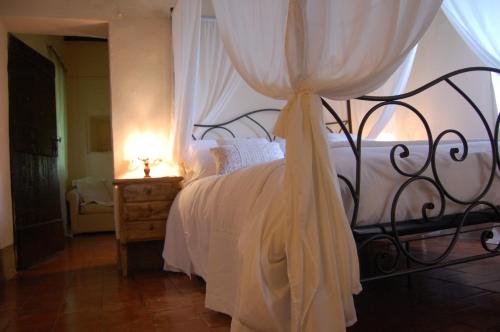 เตียงในห้องที่ Torre del Barbagianni - Castello di Gropparello