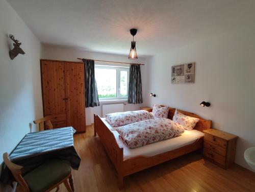 1 dormitorio con cama y ventana en Haus AlpenHahn en Wenns