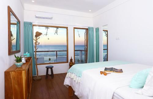 Postel nebo postele na pokoji v ubytování Bale Bingin Beachfront Stay