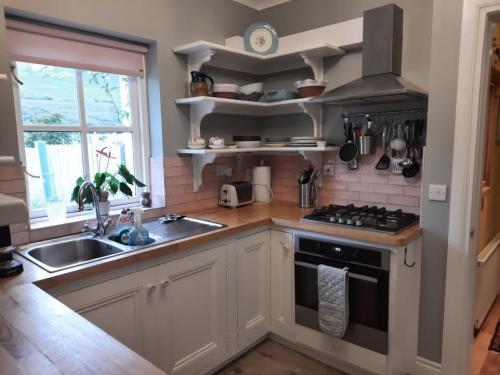 Dapur atau dapur kecil di Croagh Patrick Lodge Apartment