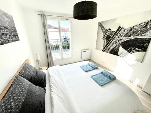 un dormitorio con una cama y un sofá en Lovely Disney House, en Magny-le-Hongre