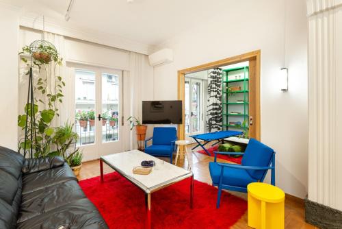 un salon avec un canapé, des fauteuils et une table dans l'établissement AiR White Tower Apartment, à Thessalonique