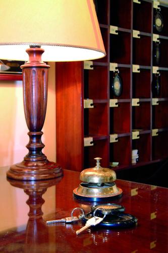 a lamp sitting on a table with a pair of keys at Hotel Meridiana in Rome