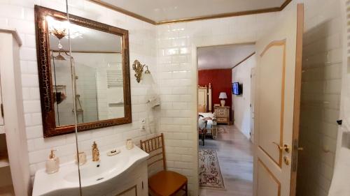 a bathroom with a sink and a mirror at Koetshuis Bosdam in Beveren