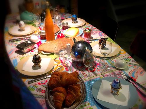 een tafel met croissants en wijnglazen bij StudioExtra incl auto P in Dordrecht