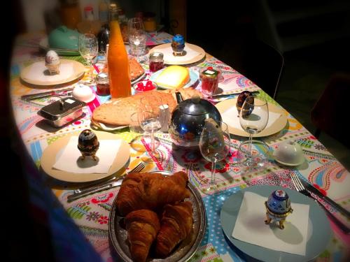 una mesa con un plato de cruasanes y copas de vino en StudioExtra incl auto P, en Dordrecht