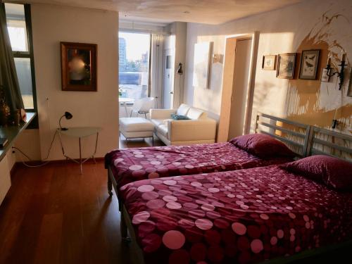 1 dormitorio con 1 cama y sala de estar en StudioExtra incl auto P en Dordrecht