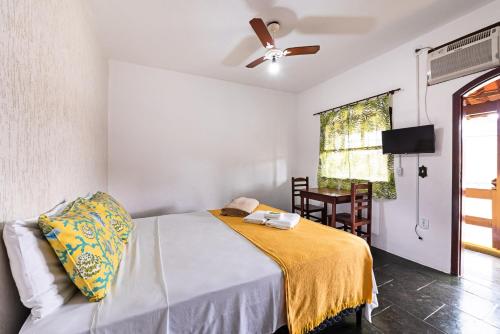 a bedroom with a bed and a ceiling fan at Pousada Acqua Marina in Paraty
