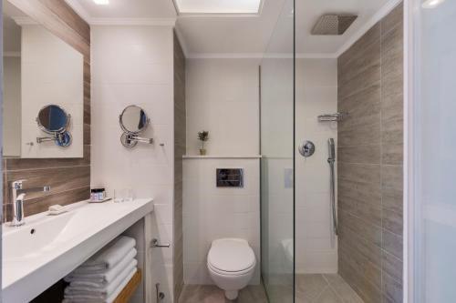 Un baño de Ramot Resort Hotel