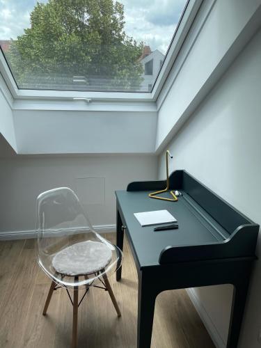 a desk and a chair in a room with a window at Kerschbaumer.Apartments in Waidhofen an der Ybbs