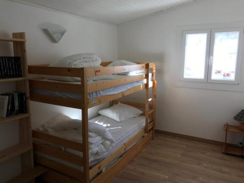 モンジェネヴルにあるAppartement Montgenèvre, 2 pièces, 4 personnes - FR-1-445-36の窓付きの客室で、二段ベッド2台が備わります。
