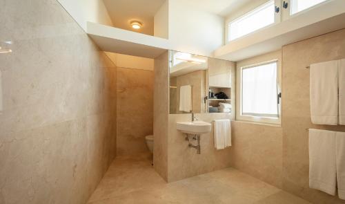 Ένα μπάνιο στο Ceuta Terrace Suites
