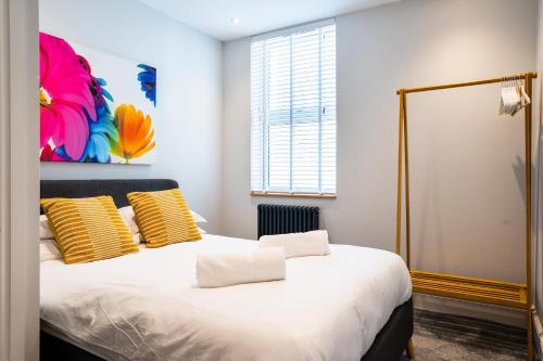 Postel nebo postele na pokoji v ubytování Central, stylish 3 bed apartment with sea views