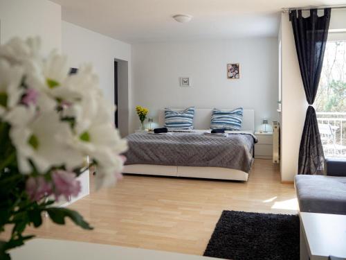Schlafzimmer mit einem Bett mit blauen und weißen Kissen in der Unterkunft Moderne Unterkunft in Leutkirch in Leutkirch im Allgäu