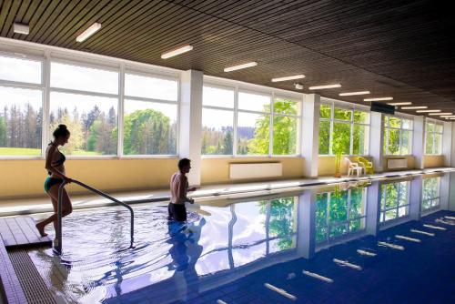 una donna e un bambino in una piscina di App 510 Panoramic Hohegeiß mit Fernblick a Braunlage