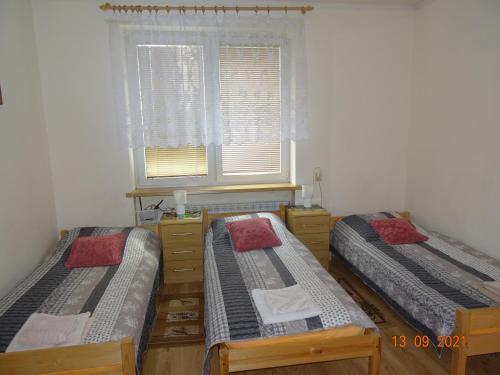 Кровать или кровати в номере Pokoje do wynajęcia w centrum Białegostoku
