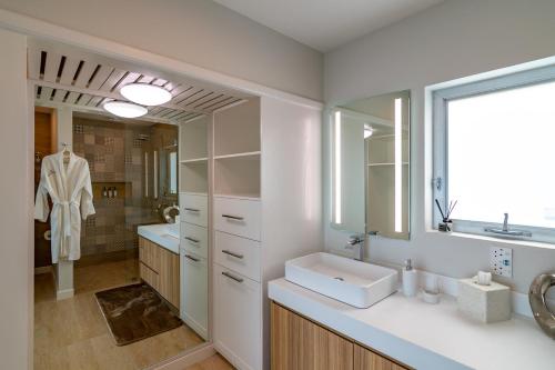 Luxury Island View Suite with pool