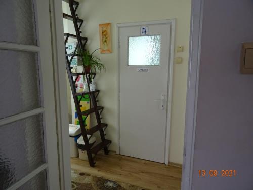 a room with a door and a stair case at Pokoje do wynajęcia w centrum Białegostoku in Białystok