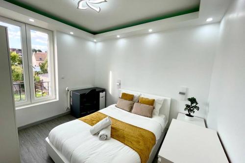 Ένα ή περισσότερα κρεβάτια σε δωμάτιο στο Magnifique villa de 110m2 ✧Jardin ✧ 20min de Paris